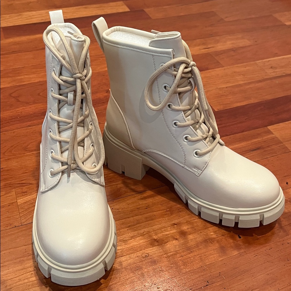 NWT Cream Combat Boots, Lace Up with Chunky Heel - Picture 4 of 7